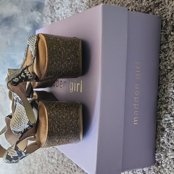 Madden Girl Wedge Sandals - Picture 4 of 5
